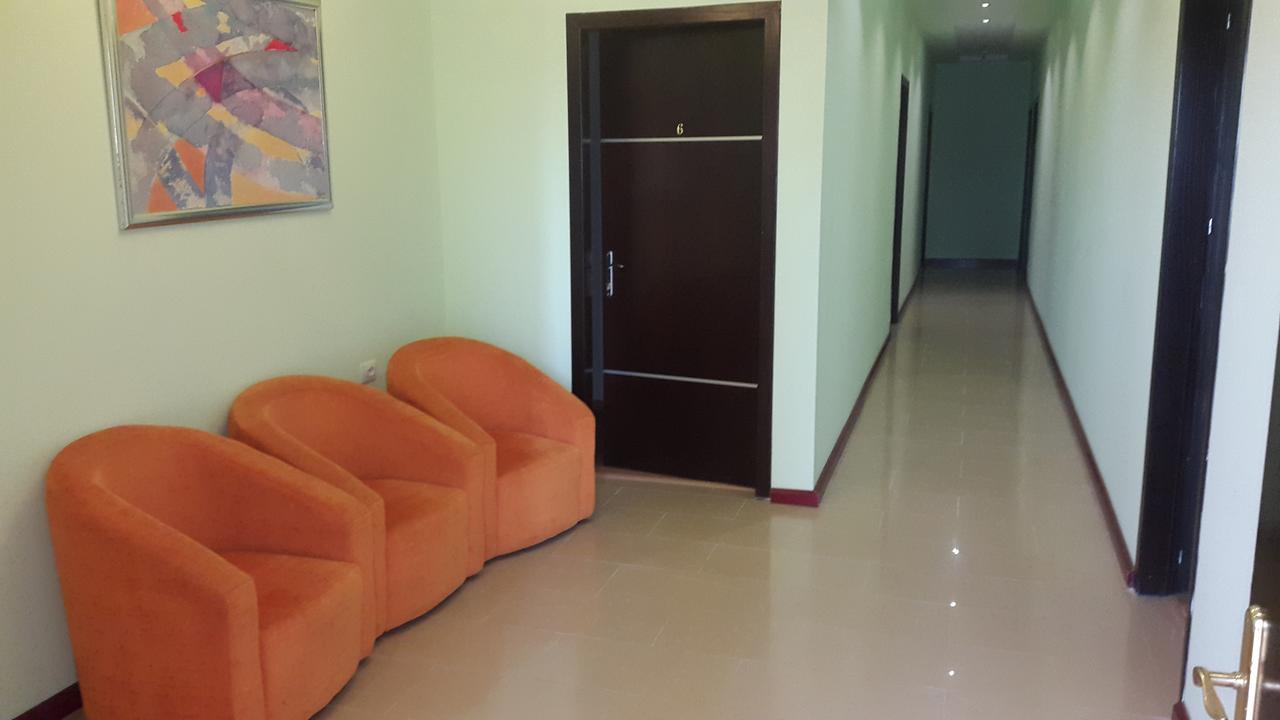 Hotel Alpet Rinas Exterior photo